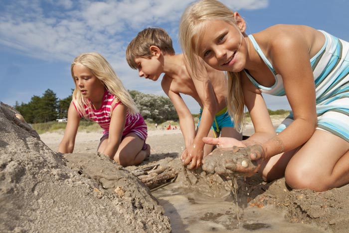Kinder beim Buddeln am Strand vor Utersum