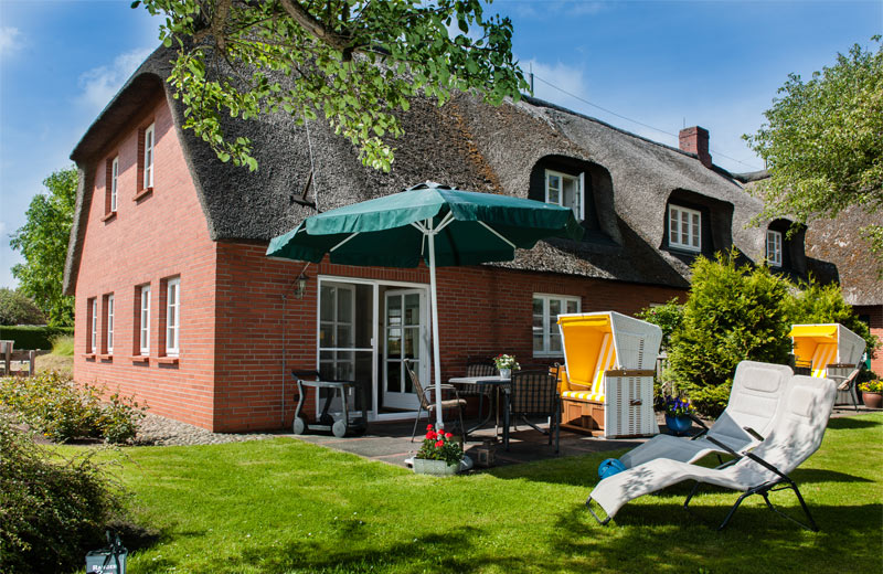 FeWo Domeyer Föhr - Terrassen mit Sitz- und Liegemöbeln 